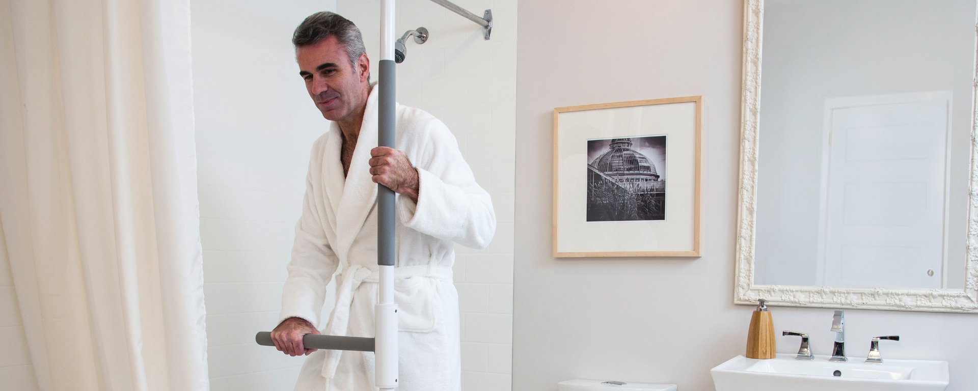 Man holding on to the superbar in the shower